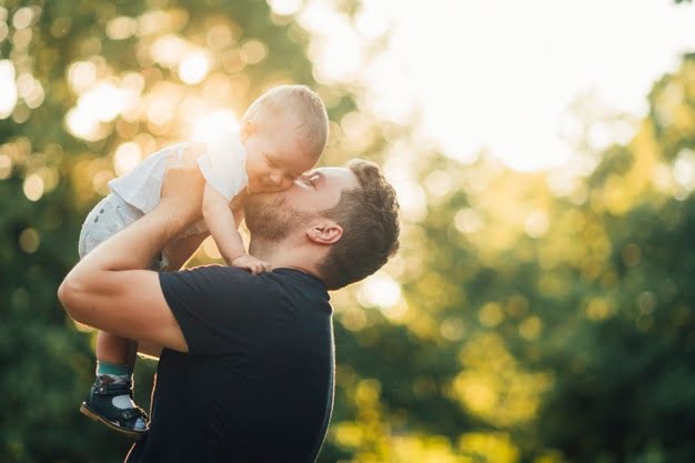 Οι μπαμπάδες περνούν 3 φορές περισσότερο χρόνο με τα παιδιά τους