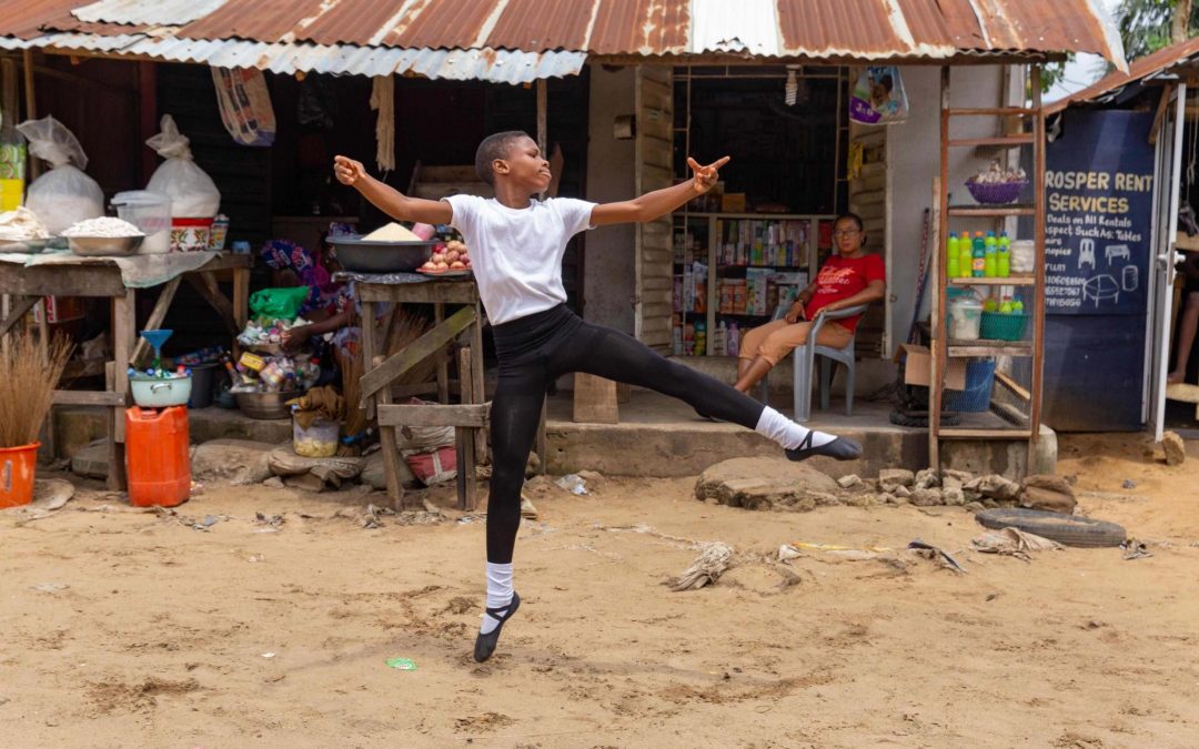11χρονος από τη Νιγηρία χορεύει μπαλέτο ξυπόλητος στη βροχή