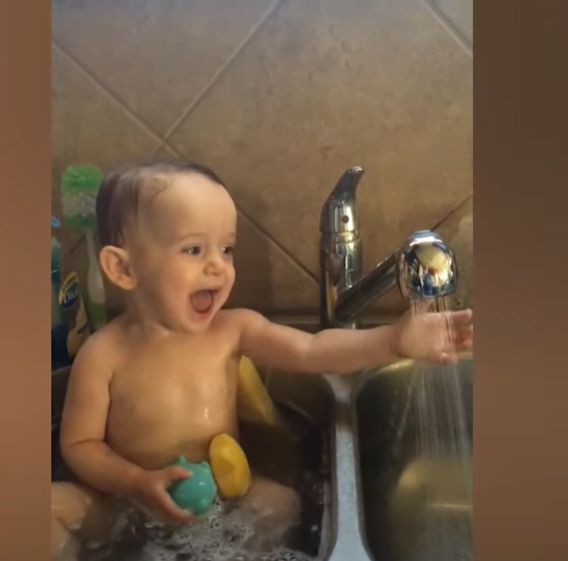 Ξεκαρδιστικές στιγμές των παιδιών με το νερό σε ένα βίντεο