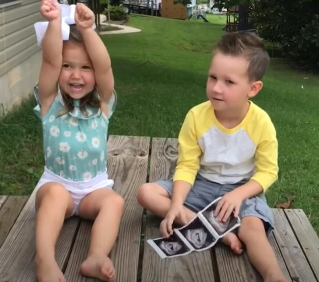 Μοναδικές αντιδράσεις των παιδιών όταν μαθαίνουν το φύλο από το αδερφάκι τους (βίντεο)