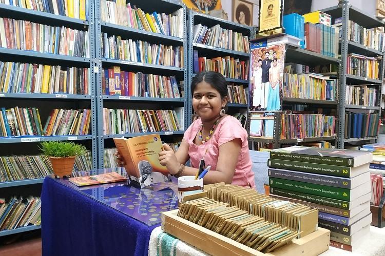 13χρονη Ινδή δημιούργησε μια ελεύθερη βιβλιοθήκη