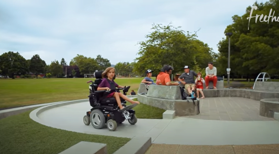 Πατέρας έφερε “επανάσταση” στην τοπική παιδική χαρά ώστε να την κάνει προσβάσιμη για την κόρη του