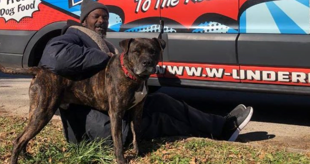 Άστεγος έσωσε όλα τα ζώα από φλεγόμενο καταφύγιο με κίνδυνο της ζωής του