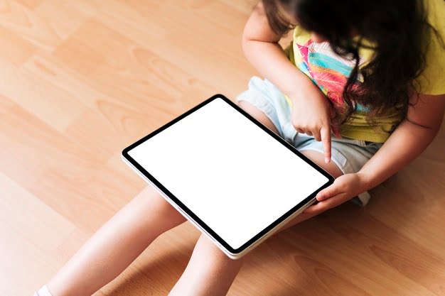 Μαθητές αγόρασαν με τα χρήματα για την πενθήμερη, tablet για όσους τα χρειάζονται