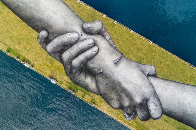Street artist ταξιδεύει σε όλο τον κόσμο και δημιουργεί έργα φιλικά προς το περιβάλλον