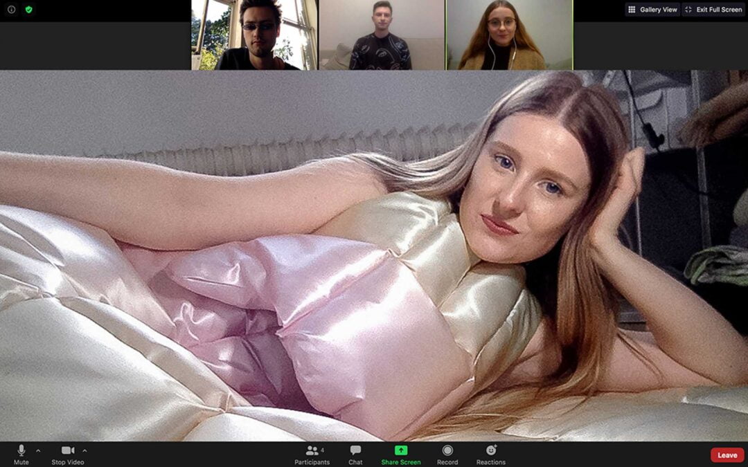 Παπλώματα… καραντίνας ειδικά για βιντεοκλήσεις  (φωτό)