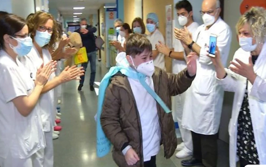 Η Ισπανία πανηγυρίζει το «θαύμα» με τον 10χρονο που βγήκε από τη ΜΕΘ μετά από 11 ημέρες