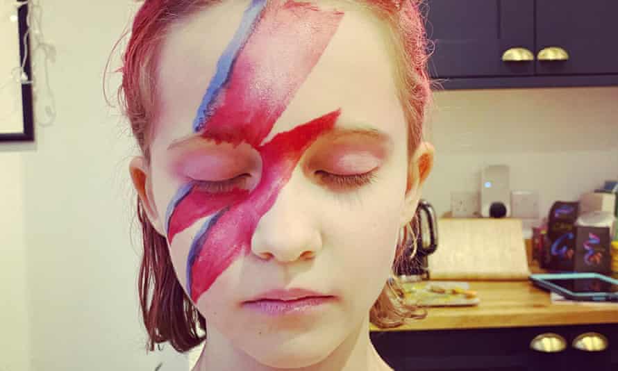 Από David Bowie μέχρι Lady Gaga: Η 8χρονη που μεταμφιέζεται καθημερινά για καλό σκοπό