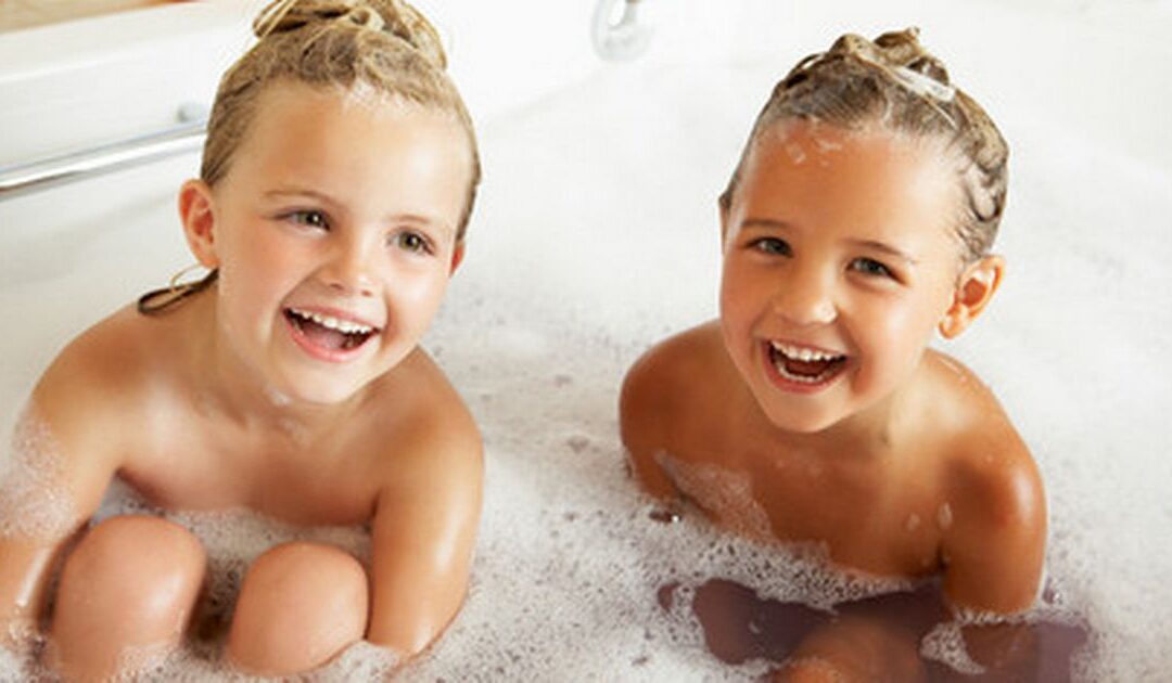 Είναι σωστό τα παιδιά μας να κάνουν μαζί μπάνιο;