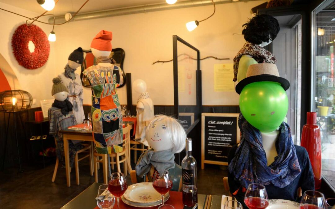 Εστιατόριο «σφύζει» από πελάτες – Αλλά είναι πλαστικοί ή «φουσκωτοί»