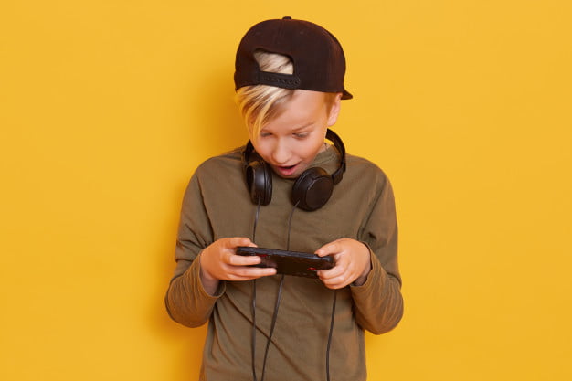 Έρευνα: Λιγότερο βλαβερή για τα αγόρια η πολύωρη χρήση videogames – Μεγαλύτερη απειλή τα social media για τα κορίτσια