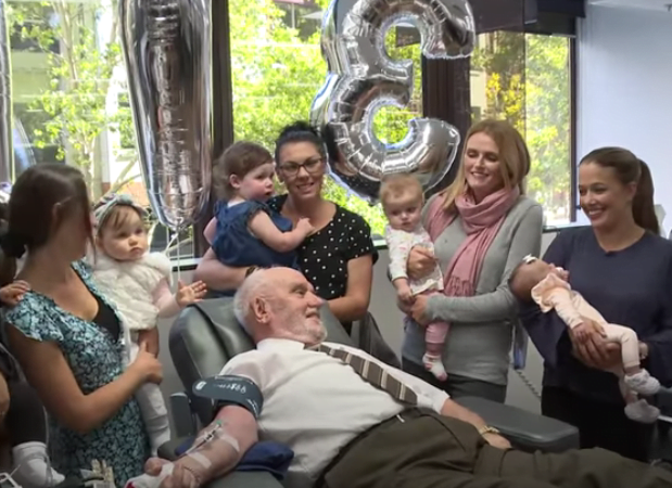 Αιμοδότης με μοναδική ομάδα αίματος έσωσε 2,4 εκ. μωρά: «Ο άνθρωπος με το χρυσό χέρι»