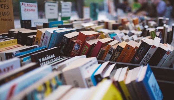 Πρώην δασκάλα έχει στόχο να μοιράσει 1 εκατομμύριο βιβλία!