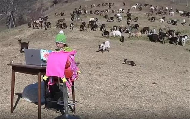 Μια δεκάχρονη απολαμβάνει την τηλεκπαίδευση όσο λίγα παιδιά στην ηλικία της