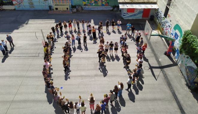 Θεσσαλονίκη: Μαθητές και μαθήτριες σχημάτισαν καρδιά που περικλείει τη λέξη “Γη”