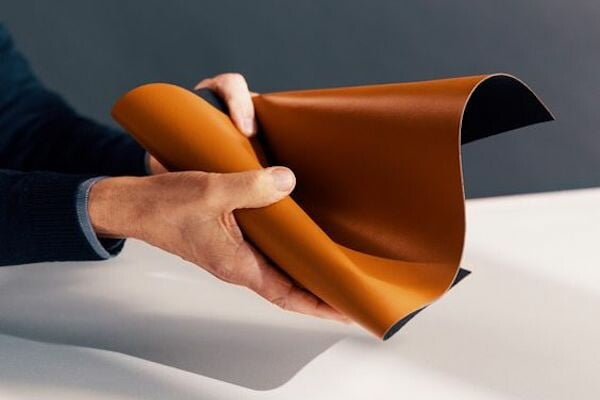 Αυτό το «δέρμα» φτιάχνεται από πεταμένα μήλα «για να αφήσουμε τις αγελάδες ήσυχες»