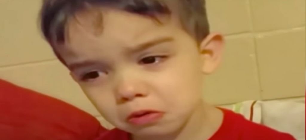 Πιτσιρικάς βάζει τα κλάματα επειδή το γεύμα του είναι πολύ όμορφο για να το φάει (βίντεο)