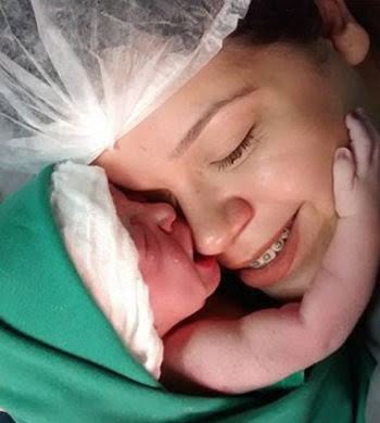 Αγάπη με την πρώτη ματιά: Νεογέννητο αγκαλιάζει σφιχτά την μαμά του δευτερόλεπτα μετά την γέννα – BINTEO