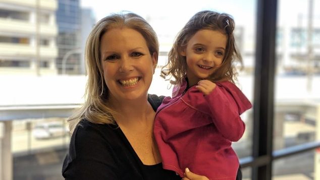 Νοσηλεύτρια υιοθετεί κοριτσάκι που δεν το επισκεπτόταν κανείς στο νοσοκομείο