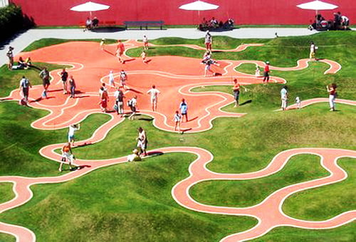 Αυτή είναι η πιο παράξενη παιδική χαρά στον κόσμο κι υπάρχει λόγος γι’ αυτό!