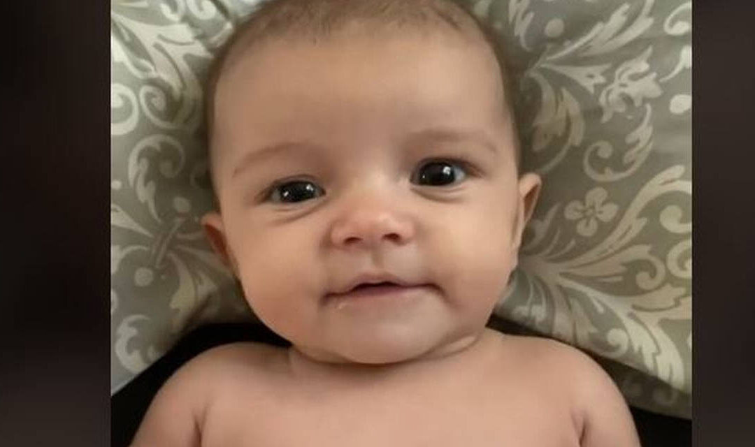 Μωράκι έγινε viral με ένα του φτέρνισμα