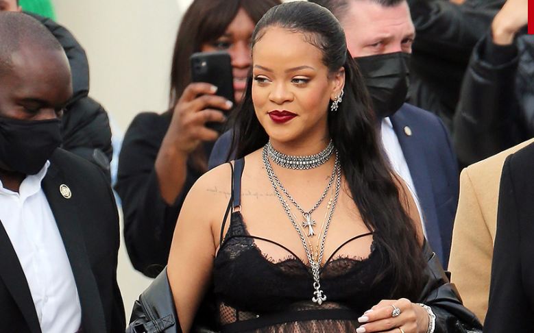 H Rihanna μιλά για τo iconic pregnancy style της: «Δεν πρόκειται να αγοράσω ρούχα εγκυμοσύνης»