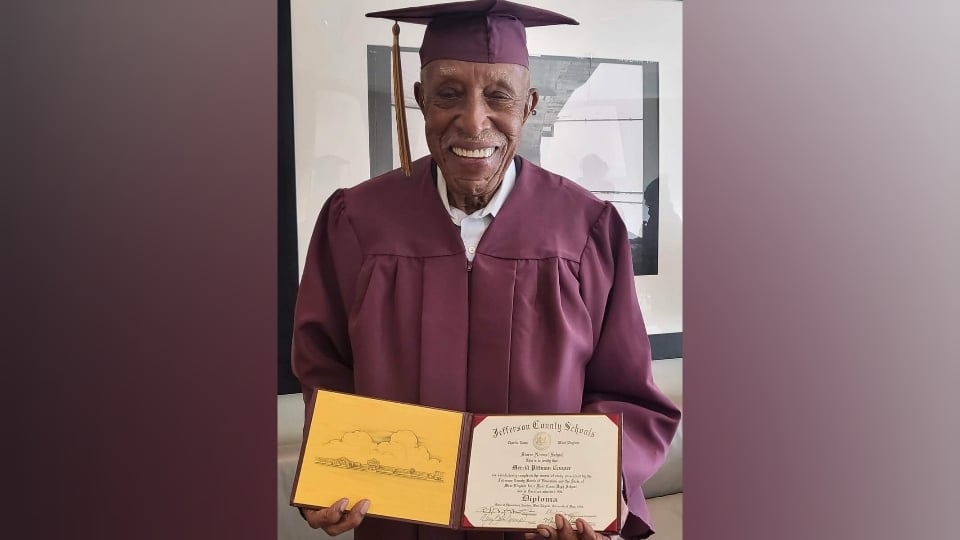 O Μέριλ Πίτμαν Κούπερ πήρε απολυτήριο Λυκείου στα 101 του χρόνια