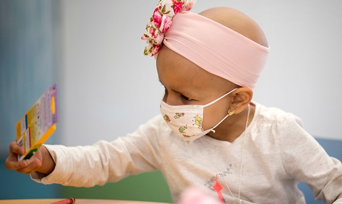 Δύο 8χρονα κοριτσάκια συγκέντρωσαν χρήματα για να βοηθήσουν την 2χρονη φίλη τους που υποφέρει από σπάνια μορφή καρκίνου