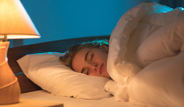 Έρευνα προειδοποιεί για τα προβλήματα υγείας που μπορεί να προκαλέσει ο ύπνος με… αναμμένο φως!